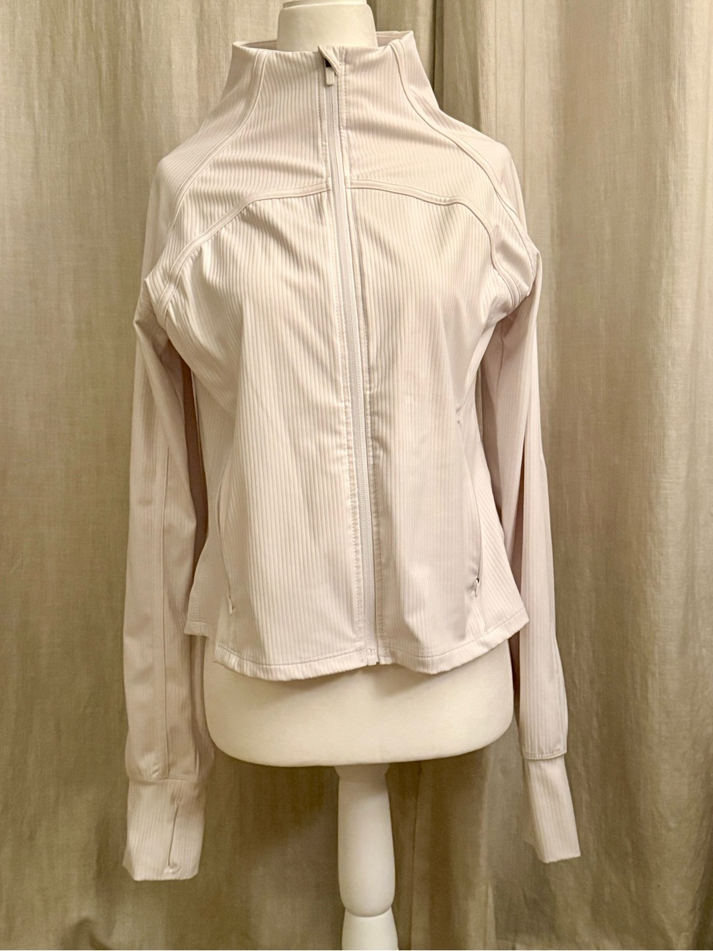 Danskin women’s Medium white stretch Zip-Up thumb hole lightweight jacket